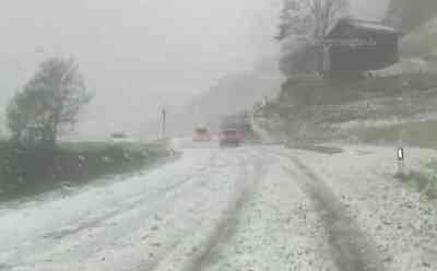 Hagelsturm nach Hitze: Superzelle sorgt für Winterlandschaft in der Schweiz – Hühnereigroße Hagelkörner sorgen für große Schäden, Straßen zentimeterhoch mit Hagel bedeckt, nach Rekordhitze sorgen schwere Unwetter für Abkühlung: Heftiges Hagelunwetter hinterlässt Winterlandschaft