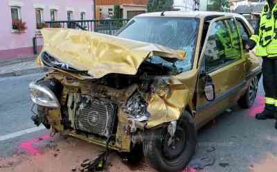 Fahranfängerin kracht frontal in LKW: Fahrerin kommt nach links von Fahrbahn ab und krachte frontal in LKW, LKW Fahrer leitete noch eine Vollbremsung ein: Feuerwehr Bockau im Einsatz, First Responder der Feuerwehr übernahm Erstversorgung