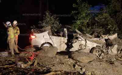 Katastrophale Unwetter Tirol: PKW von Mure verschüttet, weiterer VW vermisst, Ortschaften ohne Strom und Internet, zwei Brücke weggerissen, eine schwer beschädigt, Urlauber in Ortschaften eingeschlossen, dramatischer Rettungseinsatz: Insassen in Fahrzeug hüfthoch verschüttet, Notärztin steckt im Schlamm fest, exklusiver O-Ton DRK