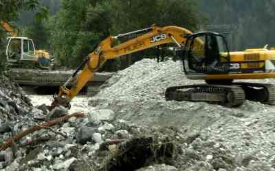 Schwere Murenabgänge im Stubaital - 120 Urlauber müssen evakuiert werden, Autos von Urlauber 1-2 Wochen nicht erreichbar: Pfarrer von Fulpmes von Fluten mitgerissen und vermisst, Wasserrettung findet Schuh am Vormittag (on tape), Ortschaften von der Außenwelt abgeschnitten, Straßen weggerissen: Anwohnerin, Feuerwehr Neustift im Stubaital und Einsatzleiter Feuerwehr Fulpmes im Interview, gewaltige Ausmaß der Murenabgänge um Fulpmes am Tage sichtbar