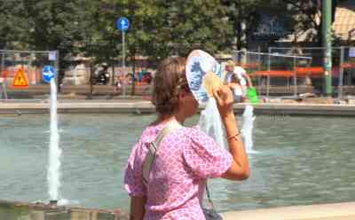 Extreme Hitze: Touristen stöhnen unter 40 Grad in Mailand - die Gluthitze und Rekord-Dürre wird immer dramatischer, Schiffe und Boote sitzen im trockenen Flussbett, auch in Deutschland erneut amtliche Hitzewarnung: Die Dürre wird Tag für Tag schlimmer bei Rekordhitze von über 40 Grad in Norditalien