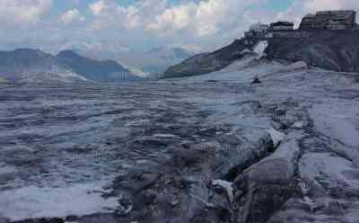 Neuer Wetter-Rekord: Nullgradgrenze klettert auf nie gesehene Höhen - Neuer Temperaturrekord in den Alpen, selbst auf dem höchsten Berg Europas frostfrei, Frostgrenze bei unglaublichen 5184 Meter über dem Meer, Sommerskigebiete müssen schließen, dramatische Bilder der Gletscherschmelze: Hitzewelle in Europa erreicht neuen traurigen Höhepunkt - Noch nie so heiß in der Höhe