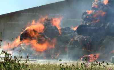 Hitze – 200 Strohballen brennen durch Selbstentzündung: enorme Hitze entzündet Strohballen auf Agrargelände, Feuerwehren in enormer Hitze im Einsatz, Glück für Agrarbetrieb – strammer Südwind trieb Flammen von Halle weg: Tiere nicht in Gefahr, Bauern retten Gerätschaften vom Gelände, über 50 Kameraden im Einsatz