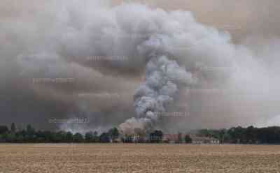 Massiver Waldbrand und Sturm zwingt Feuerwehr zur Flucht: Feuersturm schießt aus dem Wald und zerstört großen Agrarbetrieb, Anwohnerin: Ich verlasse mein Haus nicht, ich ziehe den Gartenschlauch, massive Rauchwolken – Wald brennt noch immer lichterloh (on tape): 12 Hektar Wald brennen, immer wieder Explosionen durch Munition im Wald, Großaufgebot der Feuerwehren im Einsatz, Kräfte aus Potsdam im Einsatz