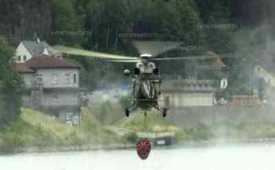 (UP)Waldbrand in Sachsen Katastrophenalarm ausgelöst – Waldbrand weiter außer Kontrolle: zahlreiche Löschhubschrauber des tschechischen Militärs im Einsatz, Feuerwehr muss über hundert Höhenmeter Schläuche ins Naturschutzgebiet verlegen, Feuerwehrkameraden völlig erschöpft: Hubschrauber ziehen Löschwasser aus der Elbe, Schifffahrt eingestellt (on tape), dichte Rauchwolken über dem Naturschutzgebiet