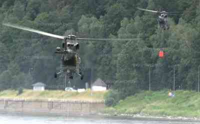 Waldbrandkatastrophe in Sachsen: viele Löschhubschrauber im Einsatz, Katastrophentouristen gaffen und filmen mit ihren Handys, Bundeswehr im Einsatz, Feuerwehrkameraden müde und durstig, viele Schläuche verschwinden im Wald: Regelrechte Löschhubschrauberparade auf der Elbe, Schiffsverkehr eingestellt, Restaurants geschlossen