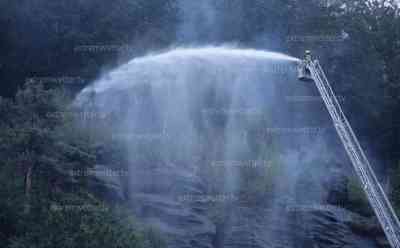 Waldbrand in Sachsen unter Kontrolle: Feuerwehr gelingt es Feuer unter Kontrolle zu bringen, massive Löscheinsätze werden auch nachts fortgeführt, Ortschaften versinken im Qualm, beeindruckende Drohnenaufnahmen zeigen viel Rauch aber kaum noch Flammen: Feuerwehren stehen auf Feldern in Bereitstellung, Pumpen transportieren weiterhin Wasser ins Brandgebiet