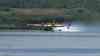 (UP)Waldbrandbekämpfung mit Löschflugzeugen: Löschflugzeuge holen Löschwasser aus ehemaligen Tagebausee bei Usti nad Labem (live on tape), Flugzeuge fliegen tief über Wasser, füllen Speicher und heben wieder ab: Viele Touristen schauen sich das Spektakel an, Badesee gesperrt, Polizei sichert ab und kontrolliert