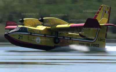 (UP)Waldbrandbekämpfung mit Löschflugzeugen: Löschflugzeuge holen Löschwasser aus ehemaligen Tagebausee bei Usti nad Labem (live on tape), Flugzeuge fliegen tief über Wasser, füllen Speicher und heben wieder ab: Viele Touristen schauen sich das Spektakel an, Badesee gesperrt, Polizei sichert ab und kontrolliert