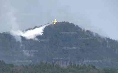 Löschflugzeuge löschen in der Böhmischen Schweiz (on tape) – neuer Brandherd abseits der Schweiz: Feuer greift von Tschechien wieder auf Sachsen über, dunkle Rauchwolken zeigen neues entfachen der Feuer, Tanklöschflugzeuge werden von Feuerwehr getankt (on tape): Anwohner bekommen live neuen Brandherd mit, Anwohner reden von Brandstifter, Löschflugzeuge starten nach Betanken durch, Feuerwehr mit mehreren Tanklöschfahrzeugen vor Ort