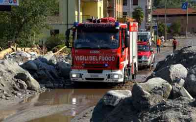 Flutkatastrophe in den Alpen: Der Tag danach – Schreckliche Bilder erinnern an die Jahrhundertflut im Ahrtal, Chaos und Zerstörung an jeder Ecke, Anwohner räumen ihre zerstörten Möbel auf die Straßen, überall stecken Autos im Schlamm und Geröll, Aufräumarbeiten auf Hochtouren: Katastrophale Bilder einen Tag nach der großen Flut nahe dem Gardasee, das große Aufräumen beginnt, Chaos an jeder Ecke