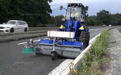 Starkregen spült Schotter auf Autobahn – Vollsperrung der A 72: Frostschutz wird durch Starkregen über die A 72 gespült, Autobahn stundenlang gesperrt, Megastau: Technisches Hilfswerk muss mühevoll mit Kehrmaschine Schotter aufkehren