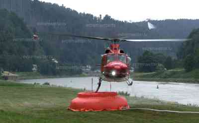 (UP) Waldbrand Sächsische Schweiz – endlich Regen - Kriegserklärung an die Feuerfront: massiver Löschhubschraubereinsatz am Samstag, weitere 4 Bundeswehrhubschrauber eingetroffen, insgesamt 18 Bundeswehrhubschrauber ab Samstag verfügbar, Helfer versorgt tschechische Kameraden (on tape): Helfer: „Ich schlafe seit Montag maximal 1-2 Stunden gehe Arbeiten und danach versorge ich die Feuerwehrkameraden, viele Menschen bringen Essen und Trinken hier vorbei“, Feuerwehr im schweren, steilen Gelände tätig