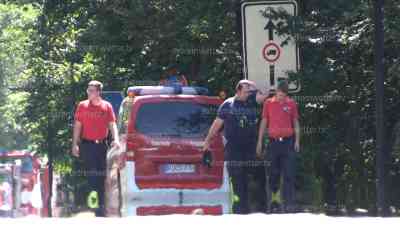 Waldbrand Sächsische Schweiz – Gluthitze durch Hitzewelle: Einsatzkräfte am Limit, Katastrophenschutz: „Wir haben heute über 500 Einsatzkräfte im Einsatz. Es ist sehr warm, 37 °C, was es für uns schwieriger macht. Es schon hart, ich wöllt nicht da oben stehen und hacken“: Feuerwehrleute verschwimmen in Fata Morganas, Brände brechen erneut aus, laut Feuerwehr massives Feuer gegen 13:15 Uhr