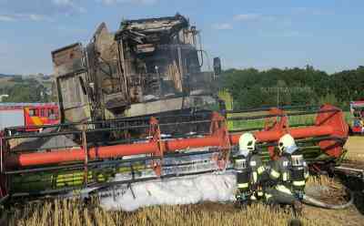 Mähdrescher bei Gluthitze ausgebrannt: Feuerwehrkameraden werden Gluthitze ausgesetzt, Kameraden müssen frühzeitig tauschen, Mähdrescher ausgebrannt, 600 Liter Diesel mussten umgepumpt werden: Hitze erschwert Löscharbeiten massiv, Bauern unterstützen Kameraden und ziehen Schneiße