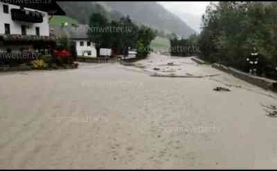 Murenabgänge und Überflutungen in Südtirol: Starke Unwetter verursachen zahlreiche Feuerwehreinsätze, gewaltiger Murenabgang live on tape bei Gassl / Olang: Anwohner filmen Ausmaß in den Ortschaften