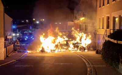 Autogastank explodiert – 11 z.T. Schwerverletzte Interview mit KFZ-Meister: Pick up kracht an Kreuzung in mehrere Fahrzeuge, Autosgas läuft aus und explodiert (FLAMMEN ON TAPE), Flammen schlagen auf Wohnhaus, Ersthelfer ziehen Verletzte aus PKWs und ziehen sich schwere Verbrennungen zu, zweiter Einsatz im Ort: Brand auf Kindergartengelände: Feuerwehrkameraden können nicht ins Gerätehaus, da der Unfall die Zufahrt blockierte – weitere Feuerwehren müssen alarmiert werden, Kameraden werden direkt zum Einsatzende zu einem Brand Kindergarten alarmiert, Müll und Schuppen fängt Feuer