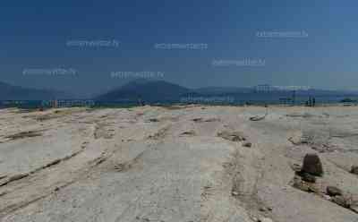 Schwere Dürre: Gardasee leidet an Wassermangel – Boote sitzen auf dem Trockenen, Anwohner sprechen von historischem Ausmaß O-TON, Strände und Felsplatten liegen frei, Touristen nutzen die freien Flächen für Spaziergang und Badespaß, Strandbadbetreiber im Interview: Trotz historischer Dürre: Touristen stürmen den Gardasee