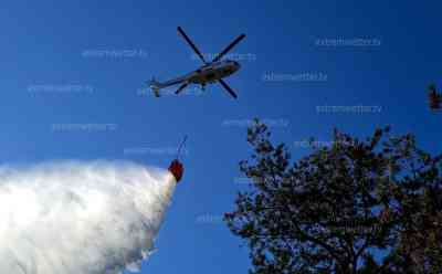 Waldbrand Sächsische Schweiz: weiterhin Schwerstarbeit für Feuerwehr, Kameraden werden mit Hubschrauber zur Einsatzstelle ausgeflogen, Löschhubschrauber werfen weniger Meter von Kameraden entfernt Löschwasser ab, Schwerstarbeit der Kameraden im ausgebrannten Wald: Aufnahmen zeigen völlig zerstörten Wald, hunderte Meter Schläuche in Asche, Kameraden werden zur Einsatzstelle geflogen und wieder abgeholt