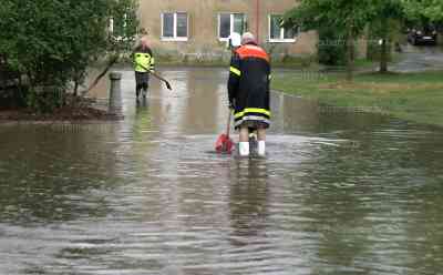 Hochwasser durch Unwetter in Ostsachsen: Menschen holen Sandsäcke vom Bauhof, Haus 40 cm unter Wasser, Feuerwehr im Dauereinsatz, Kameraden stecken knietief im Wasser, Sandsäcke werden vor Grundstücke aufgebaut, Anwohnerin: „Wenn es langsam geregnet hätte, wäre es der goldene Schuss gewesen.“: Sandsäcke werden vor Grundstücke aufgebaut, Eigentümer ziehen Sandsackreihen vor ihren Grundstücken, Flüsse führen Hochwasser, Anwohner schauen gespannt auf den Pegel der Wesenitz