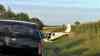 Flugzeug kracht auf Landebahn, schlittert über Grünstreifen und landet in Feld: Vermutlich Rad bei Landung abgebrochen: Pilot erlitt einen Schock