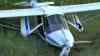 Flugzeug kracht auf Landebahn, schlittert über Grünstreifen und landet in Feld: Vermutlich Rad bei Landung abgebrochen: Pilot erlitt einen Schock