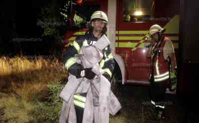 Waldbrand in Sachsen ausgebrochen - Nachtaufnahmen: 2 Hektar Torf in Brand, Feuerwehr völlig entkräftet und voller Ruß (on tape), Feuer im Grenzbereich Tschechien-Deutschland, deutsche Feuerwehren unterstützen tschechische Feuerwehr, O-Töne vom Tage und der Nacht, Kameraden ziehen nachts entkräftet letzte Schläuche aus dem Torf: „Gestern Überschwemmungen – heute Waldbrand, der Regen ist noch zu wenig, es ist zu trocken. Die Kameraden sind erschöpft, wir waren erst im Waldbrandgebiet Sächsische Schweiz und nun werden wir wieder gefordert“, Feuerwehr aus Deutschland sieht Waldbrand und alarmiert tschechische Feuerwehren