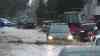 Schweres Hochwasser in den Alpen: Katastrophenalarm in Schwarzach, Autos bis zur Motorhaube im Wasser, Bahnstrecke Lindau-Bregenz vorrübergehend gesperrt, Anwohner versuchen mit Brettern Hab und Gut zu schützen: Anwohnerin verzweifelt: „In Schwarzach herrscht Katastrophenalarm, das Wasser steht auf den Straßen“
