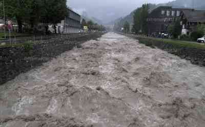 Schweres Hochwasser in den Alpen: Katastrophenalarm in Schwarzach, Autos bis zur Motorhaube im Wasser, Bahnstrecke Lindau-Bregenz vorrübergehend gesperrt, Anwohner versuchen mit Brettern Hab und Gut zu schützen: Anwohnerin verzweifelt: „In Schwarzach herrscht Katastrophenalarm, das Wasser steht auf den Straßen“