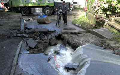 Hochwasser und massive Schäden im deutsch-österreichischen Grenzgebiet: Straße von Wassermassen weggerissen, Barrikaden und schwere Technik in Wolfurt, überall Schlamm – Anwohner entfernen Schlammmassen auf Grundstücke, Keller Polizeidirektion unter Wasser, O-Töne Bürgermeister und Anwohner: Größere Flüsse führen noch immer Hochwasser, Bäche sind zurückgegangen, noch immer rinnt Wasser durch Wolfurt, Aufräumarbeiten dauern Tage an