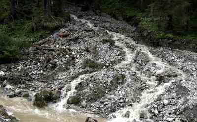 Murenabgänge versperren Straßen in den Alpen und Bayern: Straßen werden wegen Steinschlaggefahr voll gesperrt (on tape), Ortschaft Rauth bei Nesselwängle nicht erreichbar, Blick auf zahlreiche Murenabgänge: In den Alpen fielen bis zu 250 l/qm in nur 24 Stunden, Lage entspannt sich im Laufe des Samstags immer mehr