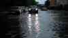 Überschwemmungen in München: Landeshauptstadt Bayerns nun auch von Unwettern betroffen, ganze Straßen unter Wasser, Aquaplaning auf der A 9: Kinder freuen sich über das viele Wasser, sie plantschen rennen durch die überfluteten Straßen