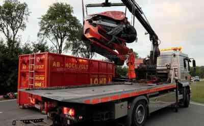 Schwerer Unfall mit E-Auto: komplizierte Bergung, spezieller Abrollcontainer muss Elektroauto abschleppen, kein leichtes Unterfangen für Feuerwehr vor Ort, ausführliche O-Töne zur Bergung und zum Thema Elektroauto: Mehrere Menschen bei Unfall mit Elektroauto z.T. Schwer verletzt, stundenlange Sperrung 