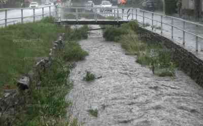 Unwetterwarnung vor Unwettern: Überschwemmungen durch langsam ziehende Gewitter, erste Unwetter am Mittag im Erzgebirge, sehr heftiger Starkregen (on tape); Dorfbach stieg in wenigen Minuten bedrohlich an: Gewitter ziehen langsam und können hohe Regenmengen verursachen, Unwettergefahr hält bis Samstag an