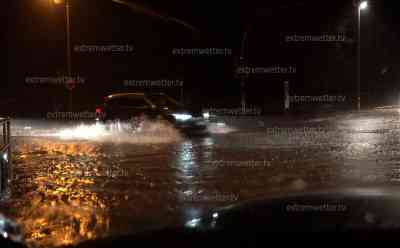 Hochwasser und Land unter in Sachsen: Starke Überflutungen in Freiberg, Grundstücke werden überflutet, Autos fahren durch überflutete Straßen: Münzbach führt starkes Hochwasser, Feuerwehren im Dauereinsatz