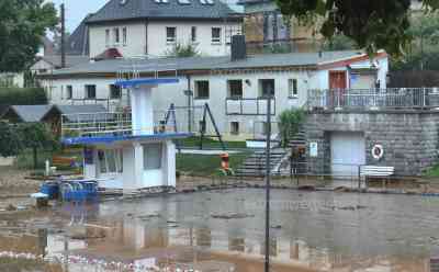 Schlammlawine und Überflutungen verwüsten Ortschaft in Sachsen: Gersdorf von Schlammlawine getroffen, Anwohner beseitigen Schlamm aus Grundstücken, Freibad verwüstet – Badesaison vorzeitig beendet, Kameraden schon seit über 13 Stunden im Einsatz: Bauern unterstützen beim Abpumpen des Schlamms, viele Grundstücke und Anwohner betroffen, O-Töne von Anwohnern 
