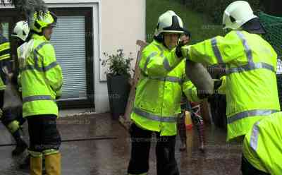 Sandsäcke gegen Starkregen: Feuerwehr verteilt Sandsäcke gegen Überflutungen und Starkregen, Straßen überflutet, Autofahrer kämpfen gegen Wasser auf Straße: Aquaplaning und heftiger Starkregen auf der A 72 bei Chemnitz