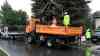 Sandsäcke gegen Starkregen: Feuerwehr verteilt Sandsäcke gegen Überflutungen und Starkregen, Straßen überflutet, Autofahrer kämpfen gegen Wasser auf Straße: Aquaplaning und heftiger Starkregen auf der A 72 bei Chemnitz