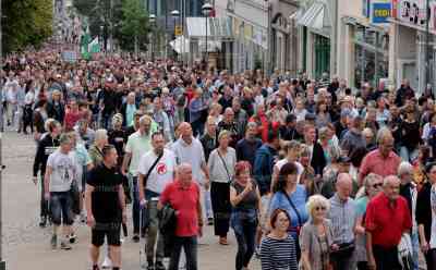 Großdemo gegen Energiepolitik und steigende Energiekosten:  3000 Menschen protestieren in Plauen : Unmut in der Bevölkerung wächst, vor allem in Ostdeutschland gehen immer mehr Menschen auf die Straße 