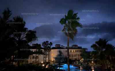 Unwetter auf Mallorca: Superzelle streift Küste mit heftigem Sturm – Blitze im Sekundentakt, Starkregen und Sturmböen ziehen am Mittwochabend über die beliebte Bucht von Alcudia hinweg, zu warmes Mittelmeer bietet derzeit extremes Potenzial für Unwetter: Heftige Sturmböen zogen über die Urlaubsinsel - Teilweise fiel der Strom aus - Animationsprogramme mussten sofort beendet werden