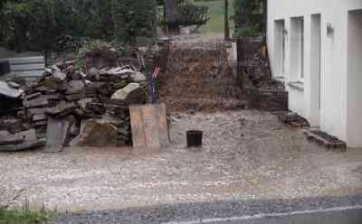 Unwetter wüten auch in Mittelsachsen: Treppenaufgänge werden zu Sturzbächen, Felder können Wassermassen nicht aufnehmen, Wasser schießt über Straße hinweg: Bedrohlicher Unwetteraufzug bei Augustusburg, schwere Sturmböen, 1 cm Hagel