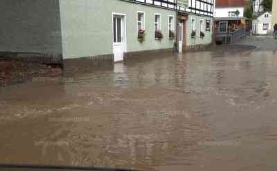 Unwetter fegen erneut über Sachsen hinweg: Hagelschlag, Schlammlawinen und Überflutungen (on tape), Straßen voller Hagel und schneeweiß, Hochwasser durch Niederschlag: Feuerwehren erneut im Dauereinsatz, Schlammlawine und Wasser schießt von Feldern in Ortschaft