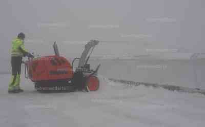 Wintereinbruch auf der Zugspitze – Schneefräsen und Räumgeräte im Einsatz – Besucher freuen sich - Faszinierende Eisskulpturen bildeten sich:  Über Nacht brachte Frau Holle rund 5 Zentimeter Neuschnee – Schneetreiben auf dem Gipfel