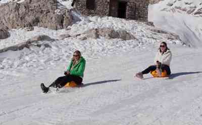 Rodelspaß auf der Zugspitze – ca. 80 Kilometer Weitsicht – Kaiserwetter im Herbst – Erste Rodelpartie der Saison: Pisten werden präpariert und Lifte für den Winter vorbereitet – Glätte wird Tourist zum Verhängnis (on tape)