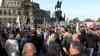 Großdemo gegen Politik in Dresden: über 10.000 Menschen demonstrieren in Dresden, Trommlerin aus Aufzug herausgezogen, Menschenmenge aufgebracht, Verkehrschaos in der Innenstadt, Iran-Demo am Elbufer: Demos lassen Verkehr in der Innenstadt von Dresden zusammenbrechen, größte Teilnehmerzahl seit mehreren Monaten auf Demo
