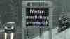 Wintereinbruch Alpen: Winterdienst im Dauereinsatz, Autofahrerin muss Schnee von Auto kratzen, Autofahrerin mit sommerlicher Bekleidung: „Ich komme aus Westösterreich da war es gestern noch 20 °C warm und heute plötzlich Schnee“, O-Töne von Einheimischen: Tiefverschneites St. Christof am Arlberg, Winterdienst in Aktion, Skilift bereit für die Wintersaison