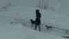 Wintereinbruch Alpen: Winterdienst im Dauereinsatz, Autofahrerin muss Schnee von Auto kratzen, Autofahrerin mit sommerlicher Bekleidung: „Ich komme aus Westösterreich da war es gestern noch 20 °C warm und heute plötzlich Schnee“, O-Töne von Einheimischen: Tiefverschneites St. Christof am Arlberg, Winterdienst in Aktion, Skilift bereit für die Wintersaison