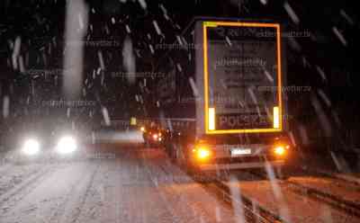 Schneetief verursacht Probleme im Thüringer Wald: Schneesturm und querstehender LKW, Winterdienst das erste Mal richtig gefordert, spiegelglatte A 71 bei Zella-Mehlis: LKW dreht mit Rädern an Steigung durch, Winter zeigt im Thüringer Wald seine Zähne