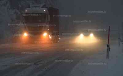 Schneetief in den Alpen – LKW stehen quer, Schneekettenpflicht: Oberhalb 900 Metern in Tirol und Kärnten viel Neuschnee, LKW Fahrer müssen Schneeketten aufziehen (on tape), Starkschneefall durch Italientief live on tape: 40 cm Neuschnee in wenigen Stunden in den Alpen, auch Tauernautobahn von Schneefällen betroffen