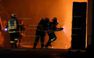 Vollbrand zerstört Cello-Lager – Fischbach-Cellos weltweit bekannt – Spezielle Hölzer für Streichinstrumente verbrennen – 140 Einsatzkräfte vor Ort – Feuerschein kilometerweit zu sehen: Vier Feuerwehren im Einsatz – Lager war nicht zu retten – Bagger reist Lager ein – Schaden sehr hoch